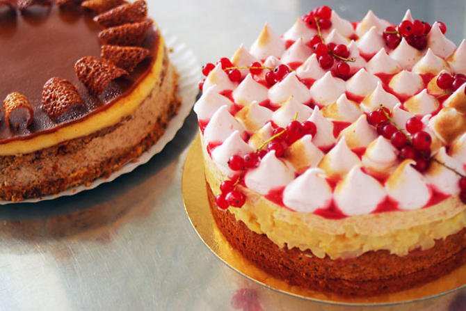 milotai mézes grillázstorta, ribizlihabos-almás réteges