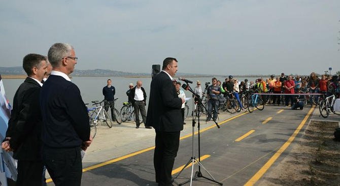 12 kilométer hosszú kerékpárút a Velencei-tó déli partján