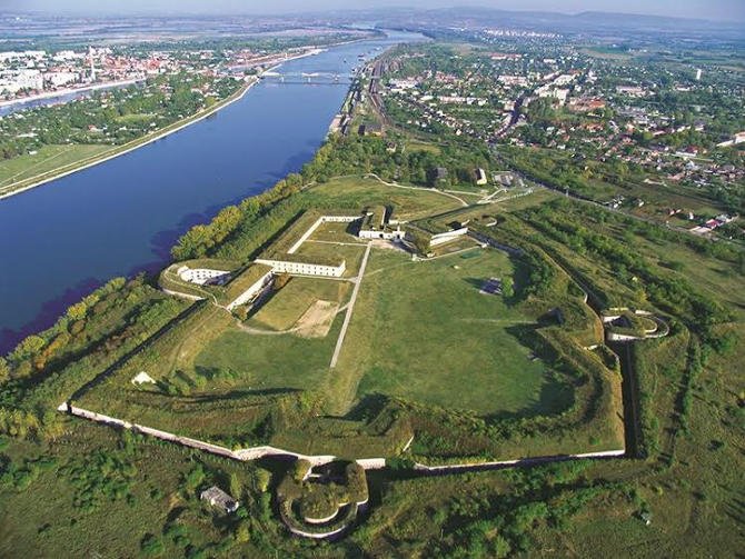 Komárom, Monostori Erőd