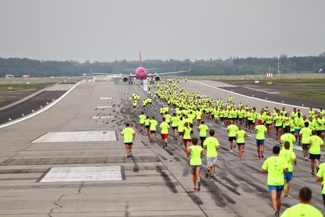 Hatszáznál is többen futottak a repülőtéri futópályán