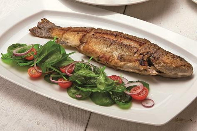 Egészben sült pisztráng bébiparaj-salátával (Áman Attila séf receptje)