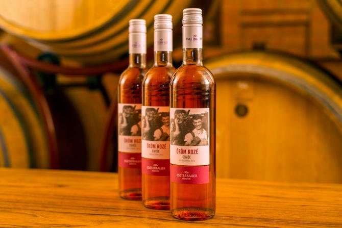 Az Eszterbauer Borászat elsőként töltötte nyári rozéját a belső mintázatú palackba