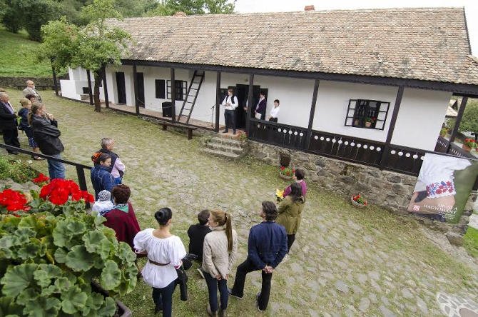 Hollókő védjegy - Divat a hagyomány Hollókőn