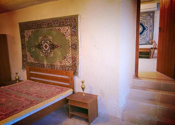 Barlangokban alhat Sirokon