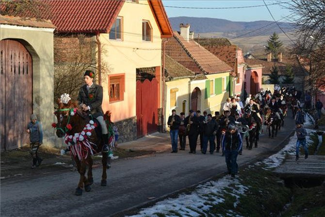 Farsangi felvonulás az erdélyi Ürmösön
