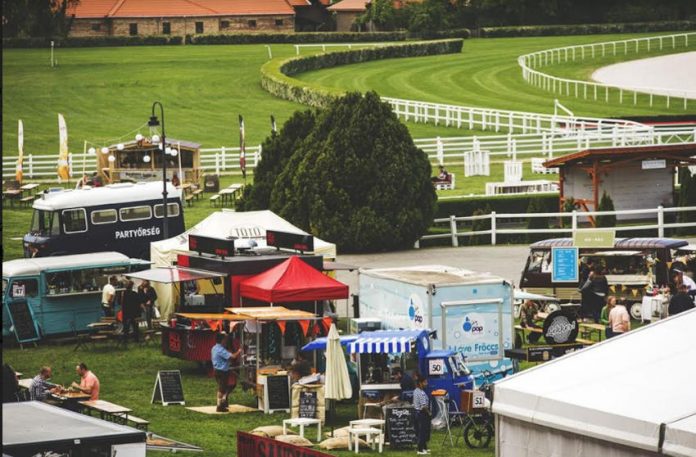 Hét új street food-os a Kincsem Parkban