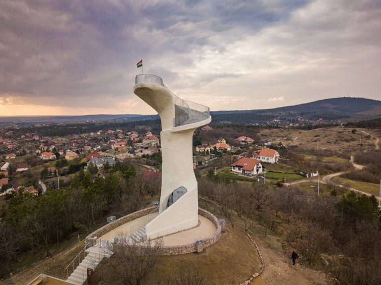Új kilátások Velencén – Átadták a Bence-hegyi kilátót