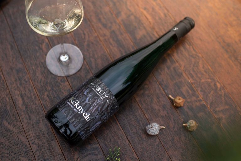 A 115 éves arborétum fáinak kéregmintázata köszön vissza a Folly borok új címkéin