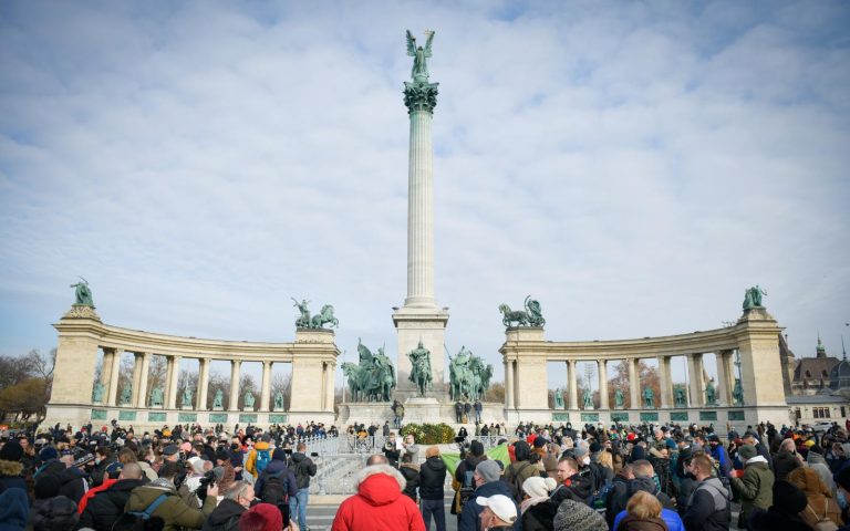 Vendéglátósok tüntettek a Hősök terén