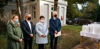 Sütemény és boradomány az NNK munkatársainak