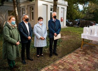 Sütemény és boradomány az NNK munkatársainak