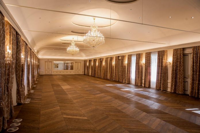 A gyulai Almásy-kastély Stefánia-szárny bálterme A gyulai Almásy-kastély Stefánia-szárny báltermének