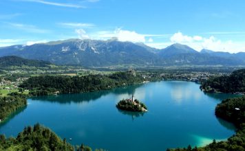 Mérsékelt növekedés, minőségi fókusz a szlovén turizmusban 2025-ben Szlovénia, Bledi tó
