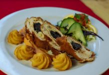 aszalt szilvával és sajttal töltött pulykamell, édesburgonyapürével