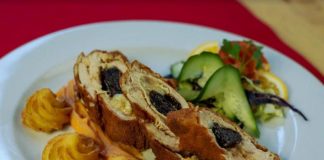 aszalt szilvával és sajttal töltött pulykamell, édesburgonyapürével