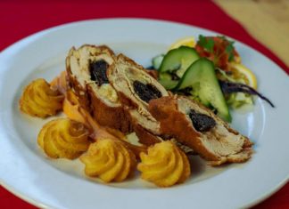 aszalt szilvával és sajttal töltött pulykamell, édesburgonyapürével