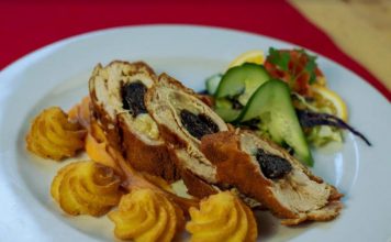 aszalt szilvával és sajttal töltött pulykamell, édesburgonyapürével