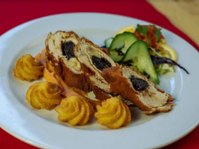 aszalt szilvával és sajttal töltött pulykamell, édesburgonyapürével