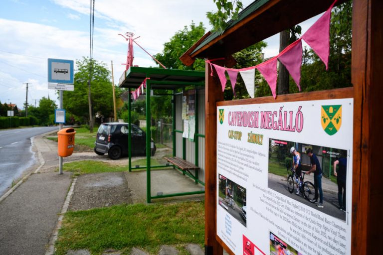 Mark Cavendish buszmegálló Zámolyban