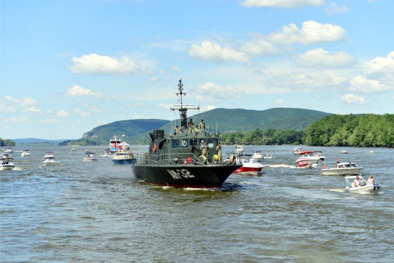 Hajós felvonulással nyitották meg a turisztikai szezont a Dunakanyarban