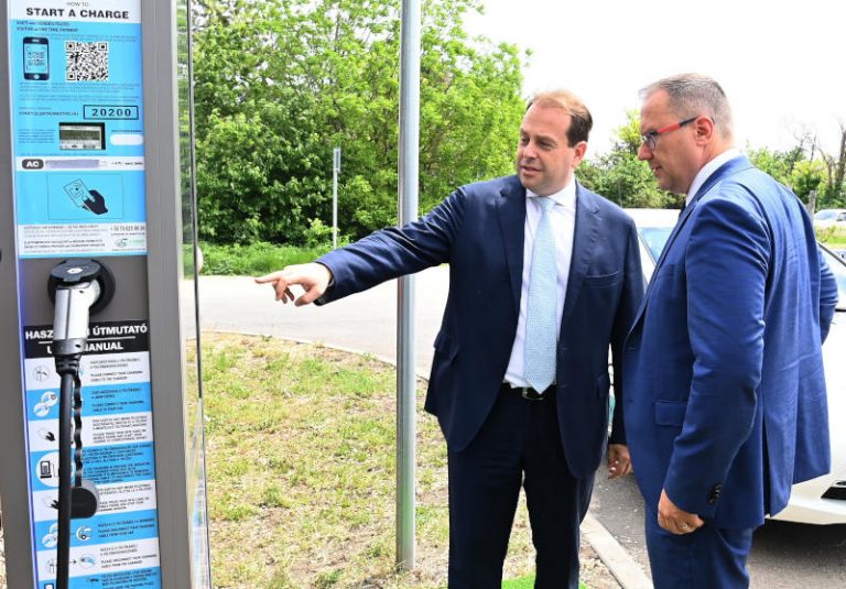 Elektromos autótöltők telepítése országszerte