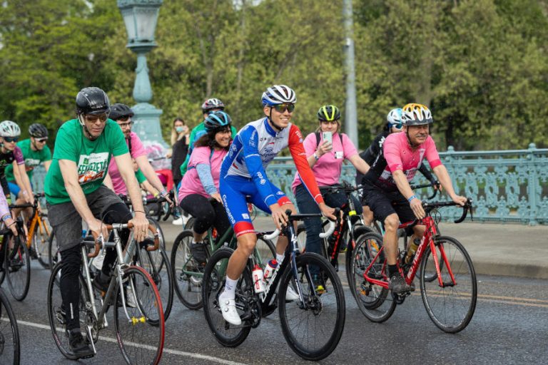 Giro d'Italia - Valter Attila ezer kerékpárossal tekert keresztül a Városligeten a rajtig