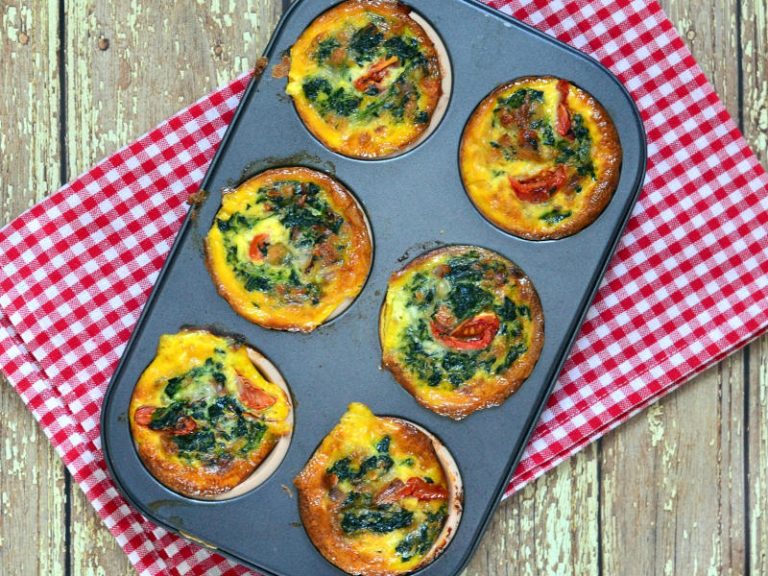 Tojás muffin spenóttal és füstölt mozzarellával recept