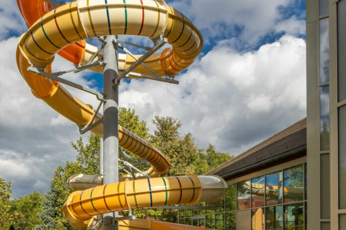 Megnyílt Nyugat-Magyarország legnagyobb szállodai vízicsúszdája