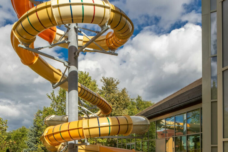 Megnyílt Nyugat-Magyarország legnagyobb szállodai vízicsúszdája