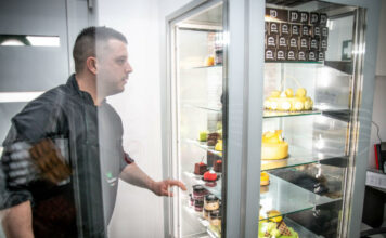 Nagykanizsán nyitott desszertműhelyt Jakabfi Dávid Nagykanizsán nyitott desszertműhelyt Jakabfi Dávid