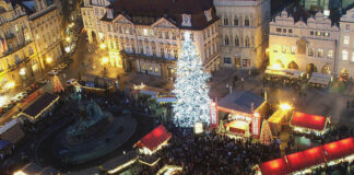 Hiába drágul az utazás, tömegek készülnek adventi vásárokba Prága főtér, karácsonyi vásár
