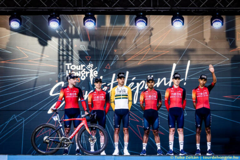 Tour de Hongrie 2023 csapatbemutató a kastélykertben