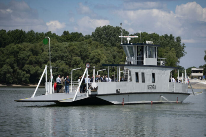 új kompjáratot a magyarországi Neszmély és a szlovákiai Dunaradvány között