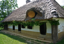 Földből épült ház a szalafői múzeumfaluban