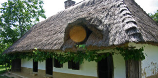 Földből épült ház a szalafői múzeumfaluban