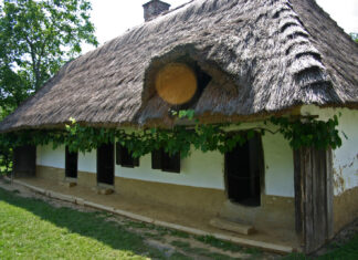 Földből épült ház a szalafői múzeumfaluban