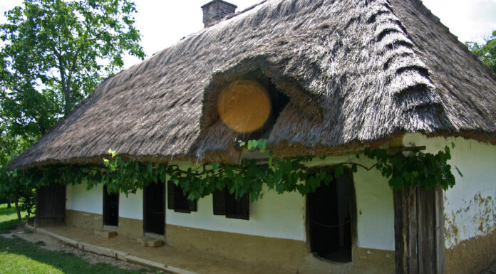 Földből épült ház a szalafői múzeumfaluban
