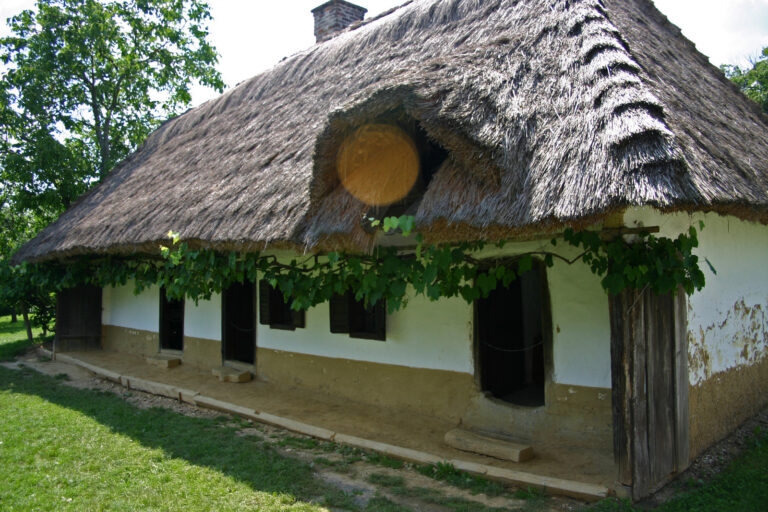 Földből épült ház a szalafői múzeumfaluban