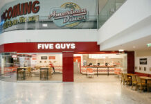 A Five Guys hamburgerek Magyarországon is Five Guys Burgers, Fries, Hot Dogs, Shakes