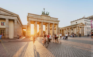 Növekszik a beutazó turizmus Németországban Berlin, Brandenburgi Kapu a Párizsi téren - turisztika