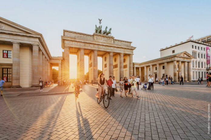 Berlin, Brandenburgi Kapu a Párizsi téren - turisztika Berlin, Brandenburgi Kapu a Párizsi téren - turisztika