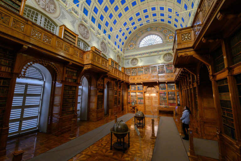 zirci műemlék könyvtár kis galéria - kultúra