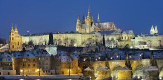 Megnyitották a csehországi várak és kastélyok kapuit Prágai vár és a Károly híd este - cseh turizmus