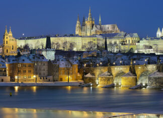 Prágai vár és a Károly híd este - cseh turizmus