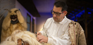 Rosta Endre iparművész busómaszk-faragó a mohácsi Busóudvarban