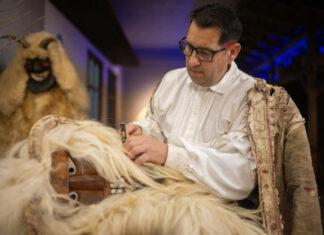 Rosta Endre iparművész busómaszk-faragó a mohácsi Busóudvarban