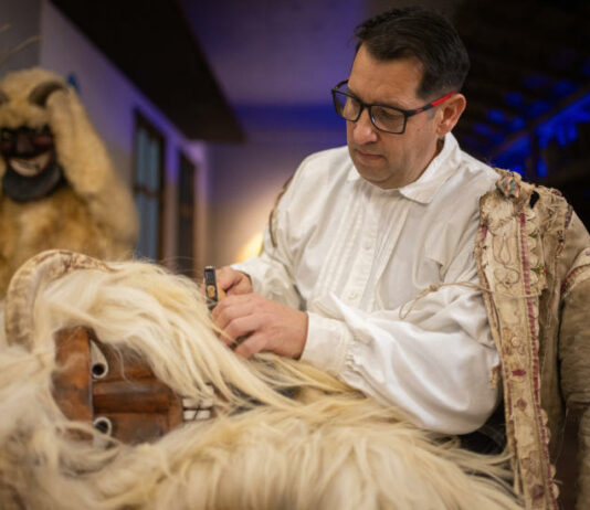 Rosta Endre iparművész busómaszk-faragó a mohácsi Busóudvarban