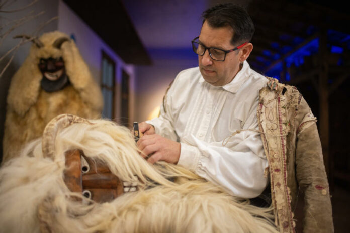 Rosta Endre iparművész busómaszk-faragó a mohácsi Busóudvarban