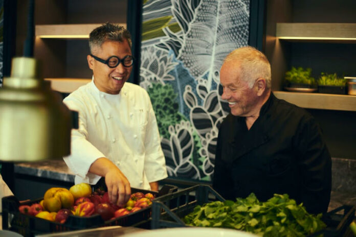 Tetsu Yahagi és Wolfgang Puck a Spago Budapest étteremben