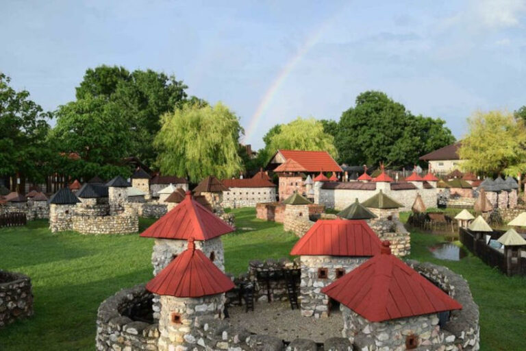 Belföldi utazás, Dinnyés Várpark - turisztika